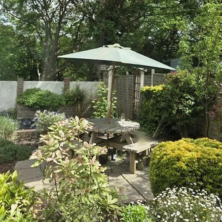 1 Bed - Sleeps 2 Child - Garden - Pets