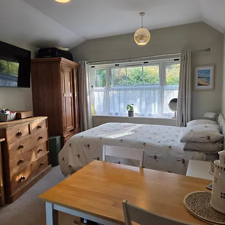 Double Ensuite - Sleeps 2 - Separate Entrance - Kitchenette Bristol