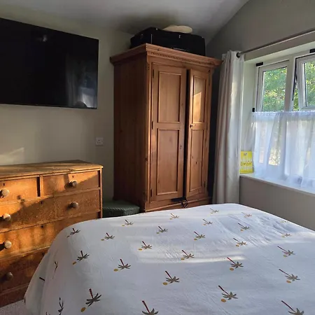 Double Ensuite - Sleeps 2 - Separate Entrance - Kitchenette *